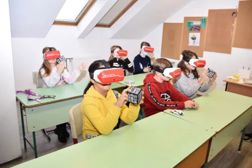 Lásd, halld, érezd! Ki mondta, hogy unalmas a tanulás?! (2021) cikk kiemelt képe