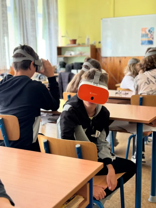 Mosolyogva tanulni - Virtuális valósággal a diákok fejlesztéséért (2024) cikk kiemelt képe