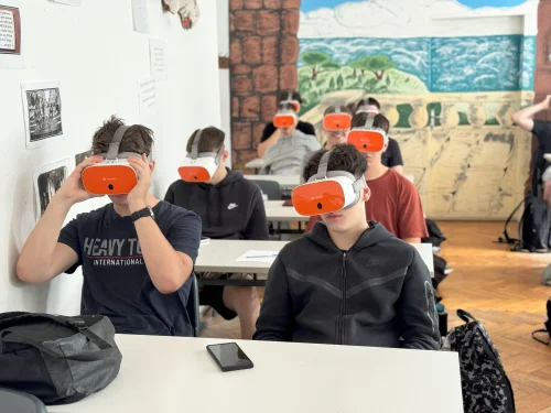 Mosolyogva tanulni - Virtuális valósággal a diákok fejlesztéséért (2024) cikk kiemelt képe