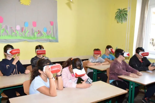 Lásd, halld, érezd! Ki mondta, hogy unalmas a tanulás?! (2021) cikk kiemelt képe