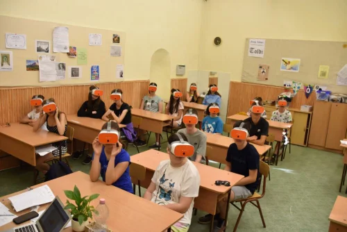 Mosolyogva tanulni - Virtuális valósággal a diákok fejlesztéséért (2024) cikk kiemelt képe