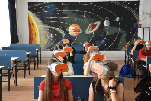 Mosolyogva tanulni - Virtuális valósággal a diákok fejlesztéséért (2024) cikk kiemelt képe