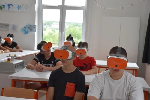 Mosolyogva tanulni - Virtuális valósággal a diákok fejlesztéséért (2024) cikk kiemelt képe