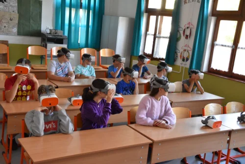 Mosolyogva tanulni - Virtuális valósággal a diákok fejlesztéséért (2024) cikk kiemelt képe